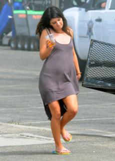 Shenae Grimes-Beech feet photo thumbnail