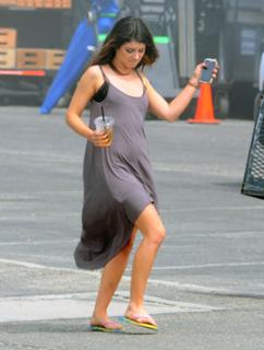 Shenae Grimes-Beech feet photo thumbnail