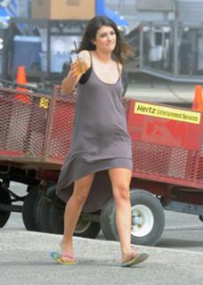 Shenae Grimes-Beech feet photo thumbnail
