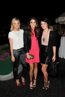Shenae Grimes-Beech feet photo thumbnail