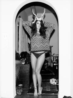 Shenae Grimes-Beech feet photo thumbnail