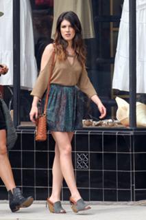 Shenae Grimes-Beech feet photo thumbnail