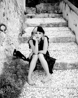 Shenae Grimes-Beech feet photo thumbnail