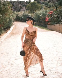 Shenae Grimes-Beech feet photo thumbnail