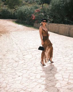 Shenae Grimes-Beech feet photo thumbnail