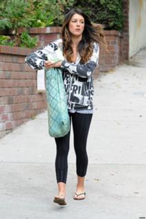 Shenae Grimes-Beech feet photo thumbnail