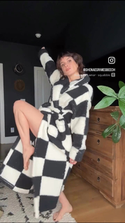 Shenae Grimes-Beech feet photo thumbnail
