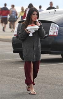 Shenae Grimes-Beech feet photo thumbnail