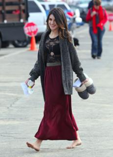 Shenae Grimes-Beech feet photo thumbnail