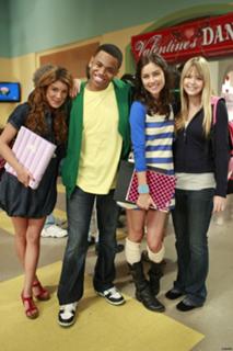 Shenae Grimes-Beech feet photo thumbnail