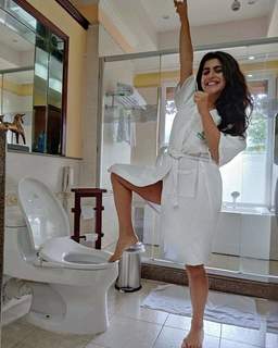 Shenaz Treasury feet photo 10