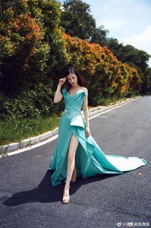 Shengyi Huang feet photo 9