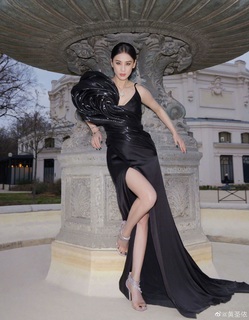 Shengyi Huang feet photo 16
