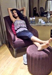 Sherlyn Chopra feet photo thumbnail