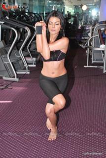 Sherlyn Chopra feet photo thumbnail