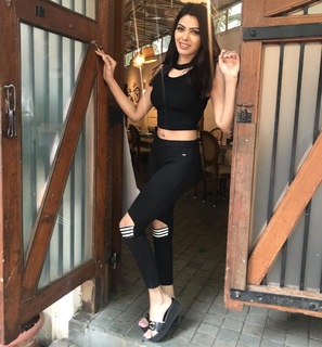 Sherlyn Chopra feet photo thumbnail