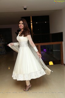 Sherlyn Chopra feet photo thumbnail