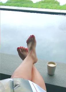 Sherlyn feet photo thumbnail