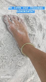 Sheryl Crow feet photo thumbnail