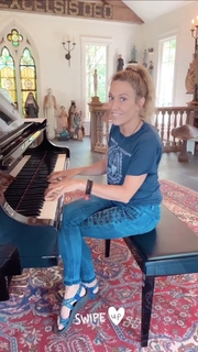 Sheryl Crow feet photo thumbnail