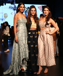 Shibani Dandekar feet photo 4