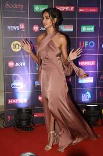 Shibani Dandekar feet photo 10