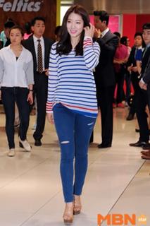 Shin-Hye Park feet photo thumbnail