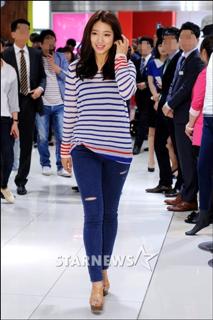 Shin-Hye Park feet photo thumbnail