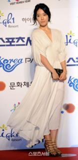 Shin-Hye Park feet photo thumbnail