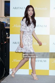 Shin-Hye Park feet photo thumbnail