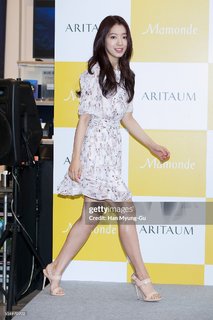 Shin-Hye Park feet photo thumbnail