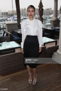 Shioli Kutsuna feet photo thumbnail