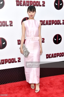 Shioli Kutsuna feet photo thumbnail