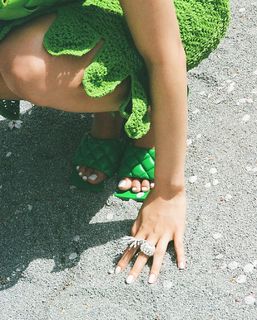 Shioli Kutsuna feet photo thumbnail