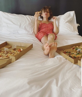 Shira Haas feet photo thumbnail
