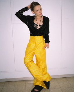 Shira Haas feet photo thumbnail