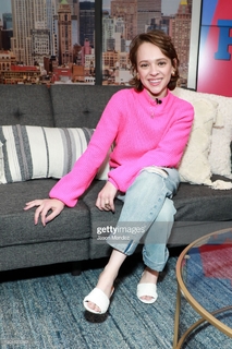 Shira Haas feet photo thumbnail