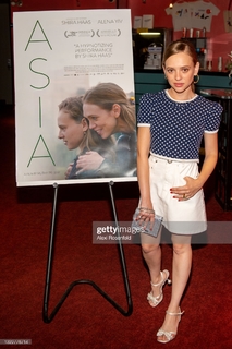 Shira Haas feet photo thumbnail
