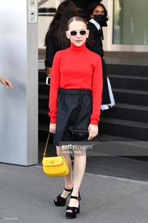 Shira Haas feet photo thumbnail