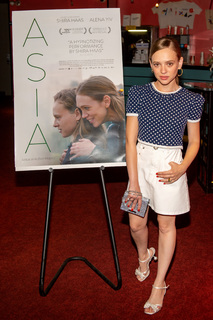 Shira Haas feet photo thumbnail