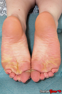 Shiri Allwood feet photo 4