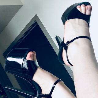Shiri Allwood feet photo 1
