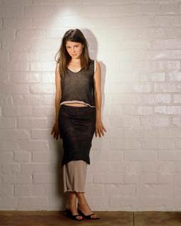 Shiri Appleby feet photo thumbnail