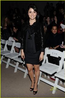 Shiri Appleby feet photo thumbnail