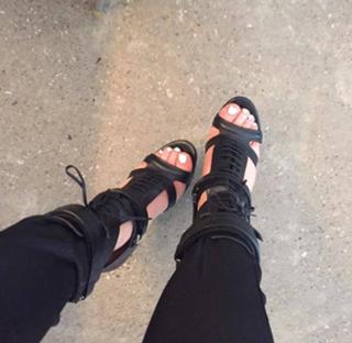 Shirin David feet photo thumbnail