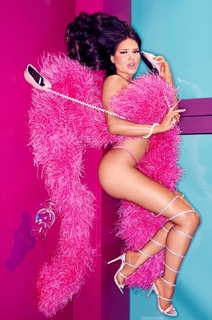 Shirin David feet photo thumbnail