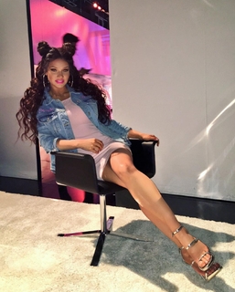 Shirin David feet photo thumbnail