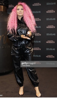 Shirin David feet photo thumbnail