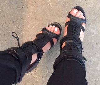 Shirin David feet photo thumbnail