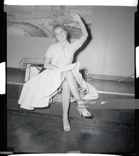 Shirley Jones feet photo thumbnail